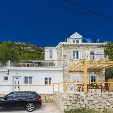 Dundo Pero Villa